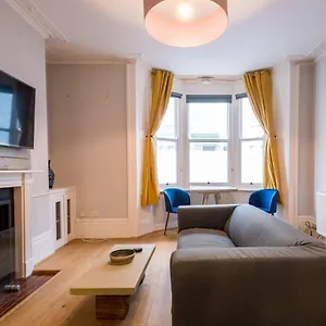 https://large-modern-studio-apartment-by-the-beach.brighton-hotels-england.com