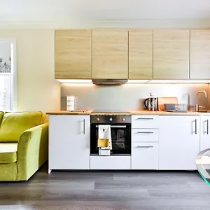 A Two Bedroom A Stride Away From Meridian Greenwich Apartment