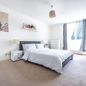 Luxury In Canary Wharf Apartment