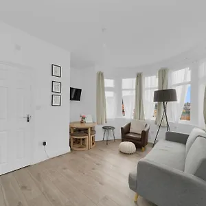 Startlet - On Elizabeth Line With Free Parking Apartment